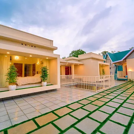 Glen Castle Vagamon Pool Resort By Voye Homes Exterior photo